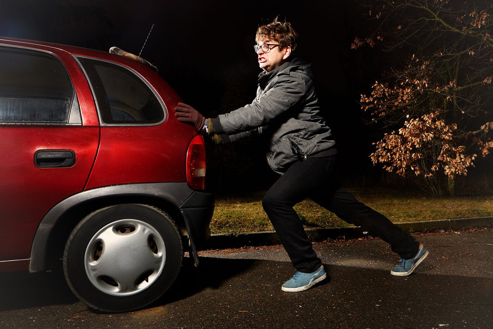 empujar un automovil Ejemplos De La Segunda Ley De Newton.jpg