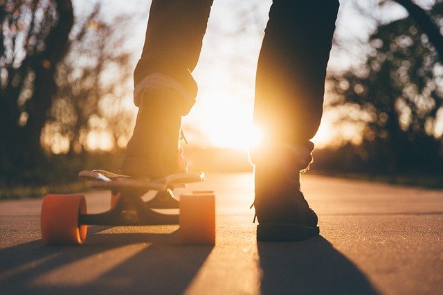 un hombre en patineta Ejemplos De Problemas De Energía